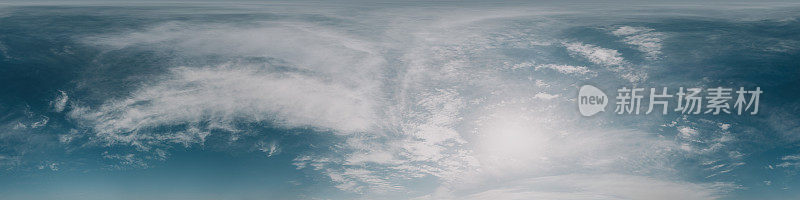 深蓝色日落天空全景与轻卷云。无缝hdr 360全景在球面等矩形格式。全天顶3D可视化，天空替代空中无人机全景。